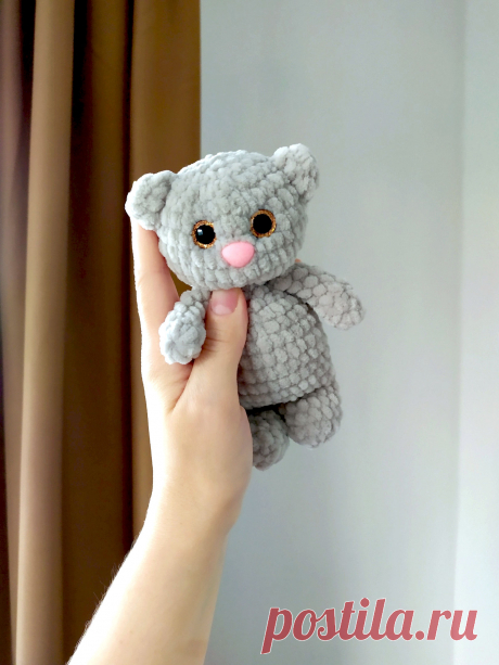PDF Котёнок крючком. FREE crochet pattern; Аmigurumi animal patterns. Амигуруми схемы и описания на русском. Вязаные игрушки и поделки своими руками #amimore - плюшевый котик, маленький котёнок из плюшевой пряжи, кот, кошечка, кошка.