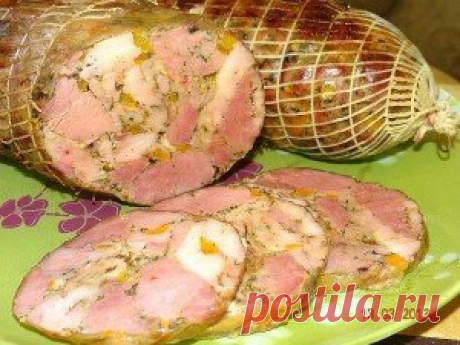 РУЛЕТ ЗАКУСОЧНЫЙ ИЗ КУРИЦЫ И ИНДЕЙКИ РУЛЕТ ЗАКУСОЧНЫЙ ИЗ КУРИЦЫ И ИНДЕЙКИ. ИНГРЕДИЕНТЫ.  Бедро куриное — 4-5шт.  Бедро индейки — 1шт.  (после отделения от кости, мяса получается — 1,5 кг)  Соль.  Бульон куриный — 150мл.  Перец болгарский сладкий — 1шт.  Мед — 1ст.л.  Специи:  Перец черный горошком (через мельничку), перец красный молотый острый, перец красный молотый сладкий, приправа для курицы, зелень сушеная — 50г.  Дополнительно:  Пленка коллагеновая, сетка формовочная. КАК ПРИГОТОВИТЬ.