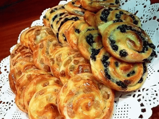 Вкусные Французские булочки с изюмом
Берем готовое слоеное дрожжевое тесто.
Размораживаем его в холодильнике. Заранее.
Также накануне замачиваем изюм в коньяке или в ликере
Изюма около 200 гр
Готовим заварной крем. На 0,5 л молока 100гр сахара, 0,5 ч.л. ванильного сахара, 1,5 стол. л. муки и 2 яйца.
Ставим на огонь молоко с ванильным сахаром , а тем временем взбиваем яйца с сахаром и добавляем муку, затем когда молоко почти закипело добавляем 1\3 молока к яичной смеси тонкой струйкой - это чтоб