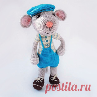 Хрустик амигуруми. Схемы и описания для вязания игрушек крючком! Бесплатный мастер-класс от Алёны Волик по вязанию мышонка по имени Хрустик. Из описания схемы вы также узнаете как связать кепку и шорты…