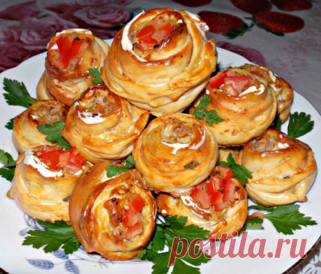 "Розочки" из дрожжевого теста с мясным фаршем Ингредиенты для дрожжевого теста на розочки: 250 мл воды; 2 ч. л. сухих дрожжей;  2 ст. л. с
