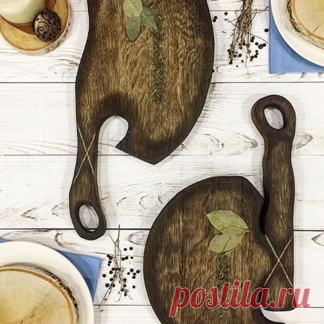 Идеальный вариант для подачи барбекю 🍗🍖🥓🌿 Помимо высоко качества наших изделий это их экологичность 🌿 Мы не используем НИКАКИХ красителей и пропиток при производстве сервировочных досок, ведь они созданы для подачи еды. Не страшно если вместе с вкуснейшим шашлычком или пучком свежей зелени, кто-то из ваших гостей или домашних случайно попробует и досочку 😉 - будет жить! А вот зуб сломать вполне реально 🙈, ведь доски крепкие как сталь 💪🏻****************************...