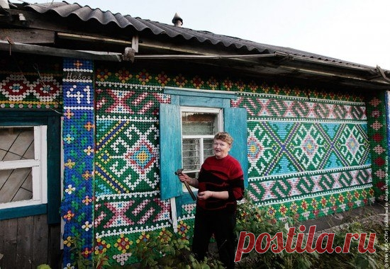 Российская пенсионерка украсила свой дом необычным способом