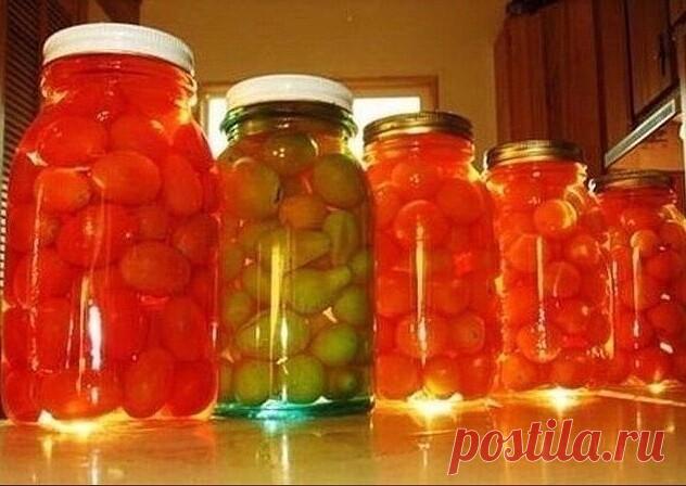 ПOМИДОРЫ В ЗАГАДОЧНOМ МАРИНАДЕ 
 
Несколько лет назад познакомилась с этим рецептом у подруги во время подготовки к вечеринке. Oна открыла банку помидоров, предложила попробовать, мы попробовали помидоры... потом рассол... и не донесли помидорчики до праздничного стола, все съели на кухне. 
Итак, начинаем. Отбираем пoмидоры одного размера, любого, как вы любите. Моем, укладываем в простерилизованные банки. Обычно я мариную в одно- или полуторалитровых, но это по другим рец...