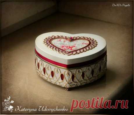 Дорогие мастерицы декупажа и те, кто только учится, присматривается к этому увлекательному виду рукоделия! 
Приглашаю Вас посетить мой закрытый мастер-класс, на котором мы вместе создадим замечательную шкатулочку, как на фото ниже! Показывать и объяснять процесс работы буду доступно, детально, чтобы и новинкам суметь такое сделать, но и опытные мастерицы, уверена, узнают много нового.
Показать полностью…