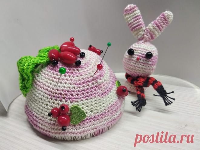 Игольница зайчик вязаные крючком.