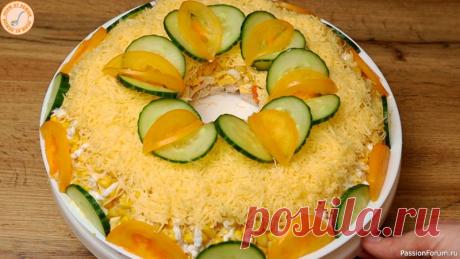 Салат ОБЪЕДЕНИЕ для ПРАЗДНИЧНОГО стола Салат потрясающе вкусный. Очень сытный и сочный, слоеный. Вкус одного слоя подчеркивает вкус другого слоя, а вместе невероятная гармония вкусов.Состав:400 г варен.филе индейки/копч.скумбрии6 яиц150 г твердого сыра1 банка кукурузы1 морковь1 огурец1 помидормайонезсоль, суш.базиликПОДРОБНЫЙ...