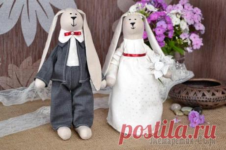 Как сделать простые мягкие игрушки своими руками Невозможно остаться равнодушным при виде очаровательной мягкой игрушки, тем более, если она сшита своими руками. Для малыша она станет прекрасным другом, которого захочется обнимать перед сном, а для ...