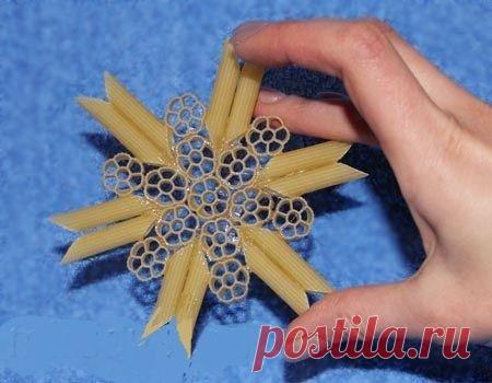 Готовимся к Новому году, делаем оригинальные украшения для елки из обычных макарон! / Рукоделие