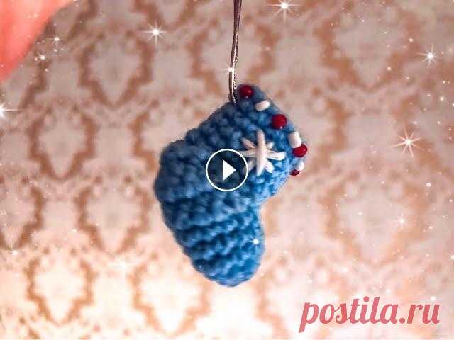 Елочная игрушка своими руками. Крючком. Быстро и просто. Валенок на елку. Всем здравствуйте. Сегодня свяжем вязанный сапог, валенок. Игрушку на елку своими руками. Очень быстро и просто. Вяжу на маленькую елочку, которая жив...