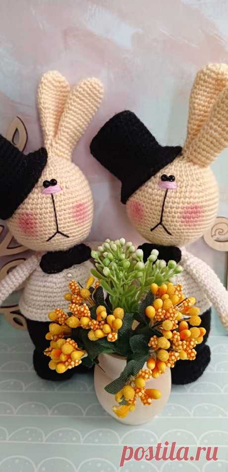 PDF Зайка Джентльмен крючком. FREE crochet pattern; Аmigurumi animal patterns. Амигуруми схемы и описания на русском. Вязаные игрушки и поделки своими руками #amimore - зайка, заяц в шляпе, зайчик, кролик, зайчонок, крольчонок.