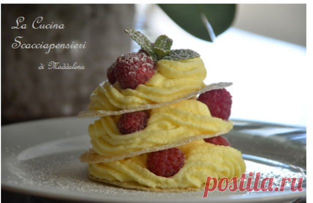Millefeuille от хрупкави вафли с бадеми с маскарпоне крем и малини Кухня със скрап