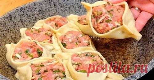 Изумительное горячее блюдо на сковороде Интересное, вкусное, сочное горячее блюдо! Прекрасный обед для всей семьи. Попробуйте. Ингредиенты: Тесто: 200 гр муки 100 мл кипятка 0,5 ч.л. соли 1