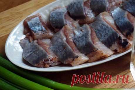 Открыла для себя новый способ посола селедки. Солю теперь в соевом соусе | Вкусно и полезно | Яндекс Дзен