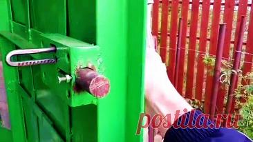 Вор открывает дверь, а тут вдруг замок начинает с ним разговаривать. Вор удивлен - во изобрели! А замок продолжает:
- нет, тут ключ надобен с двумя зубчиками, тут так повернуть, тут так... Потом, когда дверь открылась, замок говорит:
- вон у двери самое ценное в пакете и еще через 2 минуты будет хозяин.
Вор берет пакет и линяет. Приходит хозяин...  Замок докладывает:
- Все ОК. Мусор уже вынесли! 😜😎😂