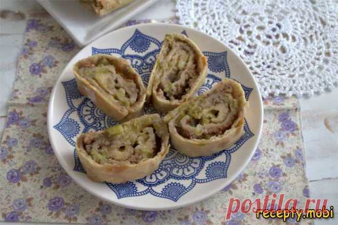 Венгерский рулет с орехами и ревенем

✅Ингредиенты
мука (150 граммов);
1 ст. л. масла;
1 яйцо;
щепотка соли;
вода (50 мл);
сахар-песок (0.5 ст.);
ревень (6-8 стеблей);
орехи (50-70 граммов).