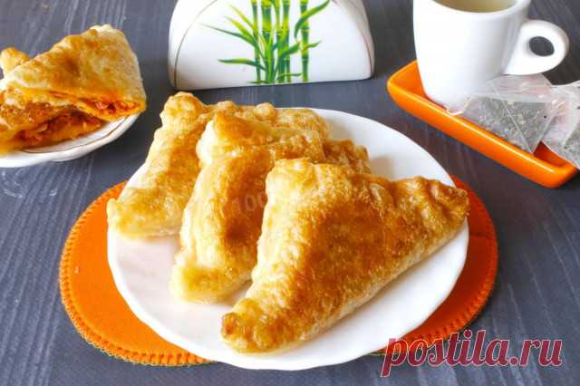 Пирожки из слоеного дрожжевого теста на сковороде рецепт с фото пошагово - 1000.menu