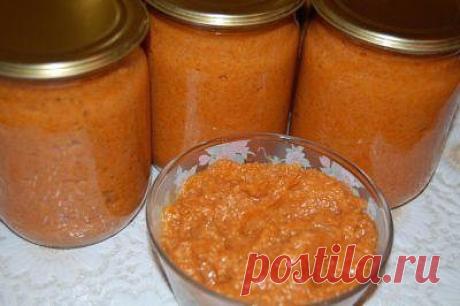 Кабачковая икра из банки с майонезом.