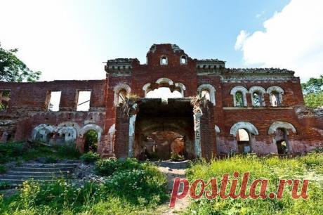 Неформальные достопримечательности: Усадьба Врангелей

Врангели — одна из многочисленных ветвей скандинавских баронов, что подарила истории Гражданской воны знаменитого «черного барона», генерал-лейтенанта Петра Николаевича Врангеля, главнокомандующего Вооруженными силами Юга России (ВСЮР).

Развалины некогда величественного баронского особняка и парк начинаются прямо во дворе местной администрации. Заруливаешь на стоянку к дверям поселкового Совета и наслаждаешься: хочешь...