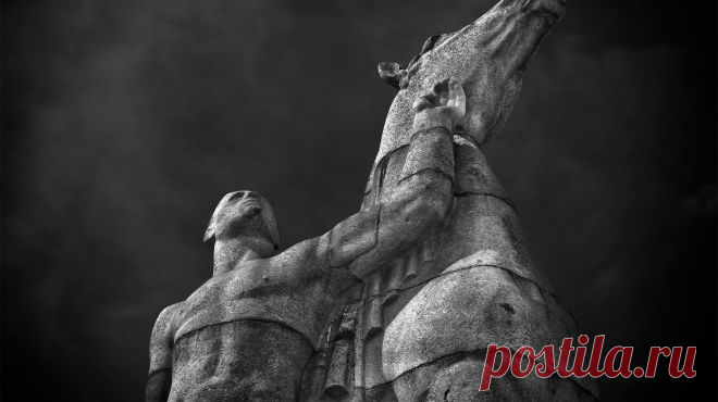 Когда мы желаем чего-то слишком яростно, то можем сами оказаться своим худшим врагом. Мы ошибочно считаем, что продвижение вперед — единственный способ прогресса, единственный путь к победе. Но иногда, как пишет автор книги «Препятствие как путь» (mif.to/obstacle) Райан Холидей, для устранения препятствия лучше постоять на месте, пойти в обход или отступить.