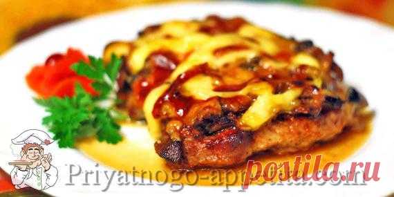 Вкусное запеченное мясо – желанный гость на любом празднике. Особенно, если это свинина отбивная в духовке. Потрясающе нежно, сытно и вкусно. Готовится проще простого, а что еще нужно для хозяйки, у которой гость на пороге или голодная семья ждет долгожданный ужин.