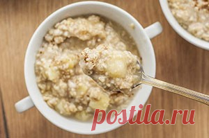 Овсяная каша на воде с яблоком - Кулинарные рецепты  Рецепт: Овсяная каша на воде с яблоком. Самое доступное и полезное блюдо для всей семьи. Простое приготовление и доступные ингредиенты