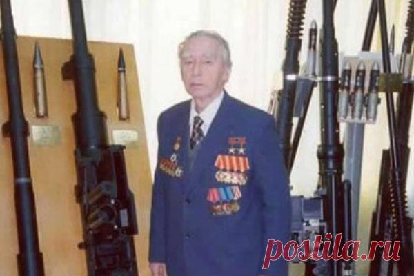 «Летающие танки» конструктора Нудельмана Мог ли представить себе одесский мальчишка Саша Нудельман, гоняющий в футбол с Маринеско и завороженно взирающий на пролетающие в ясном небе самолеты, что когда-нибудь, через много лет, увековечит свое имя как одного из основоположников истории советского вооружения?