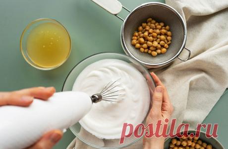 Не выливайте жидкость из-под консервированного горошка. Рассказываем, как приготовить из нее безе и шоколадный мусс Знакомьтесь, аквафаба. Этим красивым и непонятным словом называют жидкость из-под горошка или кукурузы, которую вы обычно выливаете, когда готовите салат.
