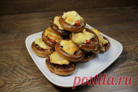 Мои родные называют это блюдо «ленивая пицца». Быстро и как вкусно Ингредиенты: бублики — 1 упфарш — 450 гсыр — 200 глук — 1 штпомидор — 2 штяйцо — 1 штмолоко — 250 млсольмайонеззелень Приготовление: Вымочить в теплом молоке бублики. Нарезать мелко лук, смешать с фаршем и яйцом, посолить...