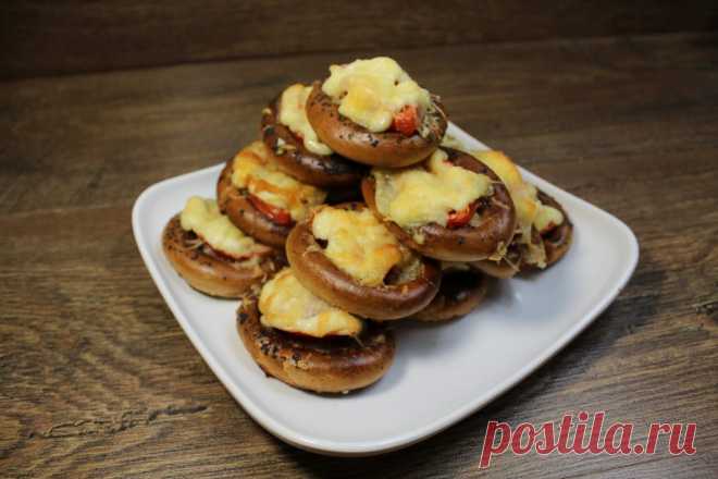 Мои родные называют это блюдо «ленивая пицца». Быстро и как вкусно Ингредиенты: бублики — 1 упфарш — 450 гсыр — 200 глук — 1 штпомидор — 2 штяйцо — 1 штмолоко — 250 млсольмайонеззелень Приготовление: Вымочить в теплом молоке бублики. Нарезать мелко лук, смешать с фаршем и яйцом, посолить...