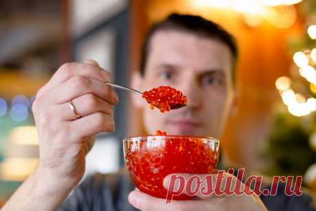 Надо признать что в подделку этого продукта включились мощные профессиональные, грамотные фальсификаторы, поэтому даже хорошо знакомые с этим продуктом, опытные гурманы не спобны на вкус отличить красную икру от некоторых форм ее подделки…. Поэтому внимательно смотрим видео и получаем из всех способов отличить красную икру от подделки только один со 100% гарантией