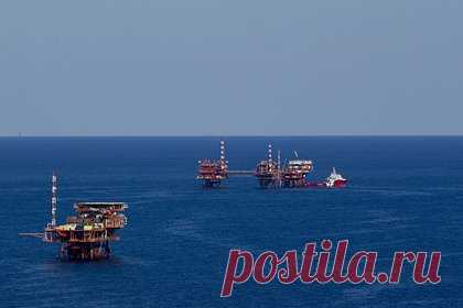 Нефтедобыча в странах ОПЕК+ резко снизилась. По итогам января 2024 года среднесуточная добыча нефти в странах ОПЕК+ резко снизилась на 340 тысяч баррелей. Об этом сообщает газета «Ведомости» со ссылкой на статистические данные аналитиков S&P Global Commodity Insights. Январское сокращение стало максимальным за последние полгода.