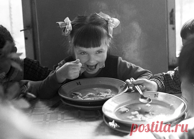 «Нищета» советской кухни: в чем была ее причина. Мое мнение
Каждый раз, когда кто-либо пишет о «нищете» и  « убожестве» советских кулинарных традиций, мне хочется спросить у автора: а с чем, простите, их сравнивают? Напомню: кулинарные традиции страны — это не только те блюда, коре подаются на стол Его Императорскому величеству и его приближенным. Это, знаете ли, даже не только то, что ест...
Читай пост далее на сайте. Жми ⏫ссылку выше