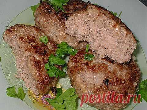 Вкусные котлетки
по рецепту Татьяны с форума SAY-7,бесподобно вкусные и сочные котлетки!
400-500 граммов мяса (я беру всегда телятину)
1 луковица
2-3 небольших картошки
2 зубка чеснока
небольшой кусочек белого хлеба
немного молока
1 яйцо
1 ст. ложка готовой горчицы
1-2 ст. ложки растопленного масла (в том случае если мясо без жира)
молотый перец, соль по вкусу