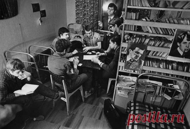 Опубликованы реальные фото того, как выглядела молодёжь во времена СССР (10 снимков)  Публикация реальных фото советских детишек и подростков, живших в 70-е - 80-е годы XX века, вызвала огромный интерес у пользователей Интернета.
А всё дело в том, что за прошедшее время 