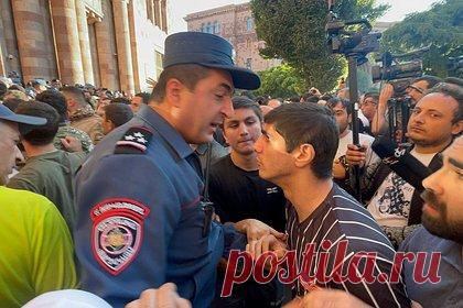 В Ереване протестующие попытались прорваться к зданию правительства. В Ереване протестующие попытались прорваться к зданию правительства и потеснить силовиков. Об этом сообщает корреспондент. Сообщается, что люди продолжают приходить на площадь, скандируя «Никол — предатель». Полиция в ответ не применяет силу и сдерживает натиск протестующих из-за ситуации в Нагорном Карабахе.