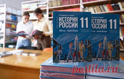 В Чечне заявили, что главу о репрессированных народах в учебнике истории доработают. По словам спикера парламента региона Магомеда Даудова, Владимир Мединский выразил готовность заняться этим разделом