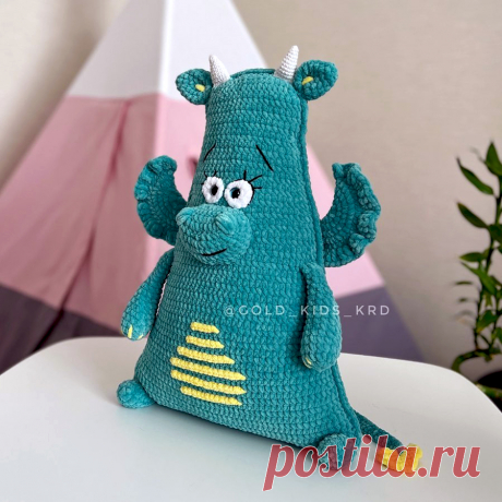 PDF Декоративная подушка Дракон крючком. FREE crochet pattern; Аmigurumi toy patterns. Амигуруми схемы и описания на русском. Вязаные игрушки и поделки своими руками #amimore - плюшевый дракон, большой дракончик из плюшевой пряжи, дракоша, динозавр, динозаврик.