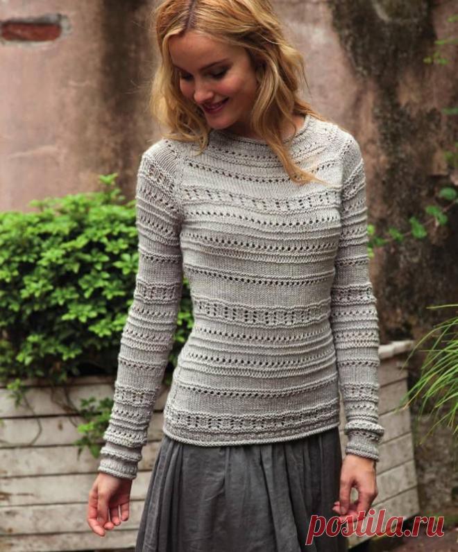 Джемпер COURTYARD связан спицами по кругу сверху вниз текстурными полосами (узором "мережки") / vjazhi.ru