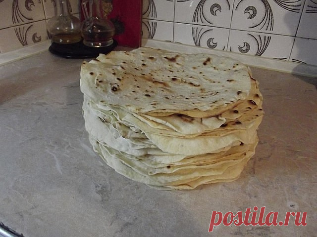 Я очень люблю ЛАВАШ. Но в магазине он не очень вкусный, долго искала рецепт, вот наконец то нашла. Теперь для меня не составляет особого труда нажарить лепёшек. 40 шт за 1 час. Вкуснотище , куда там магазинным. 
это рецепт 1 порции, я всегда готовлю 2 порции(40шт)

1 ч.л сухих дрожжей
1 ч.л соли, 
0.5 ч.л сахара 
1 ст.л. масла растительного
1 стакан теплой воды
3 стакана муки.