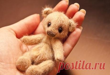 Чудный мишка!
Сшейте себе такого маленького друга))
Набор полезностей прилагается