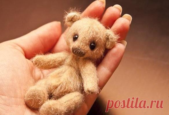 Чудный мишка!
Сшейте себе такого маленького друга))
Набор полезностей прилагается