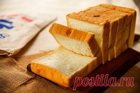 Следователи проверят школу в Нижнем Тагиле из-за хлеба со стеклом. Школу в Нижнем Тагиле в Свердловской области проверят после сообщений в СМИ о том, что в школьной столовой первоклассникам попался хлеб с фрагментами стекла, сообщило Управление Следственного комитета по регион. По данным местных СМИ, один ребенок порезал язык, еще одному вызывали скорую.