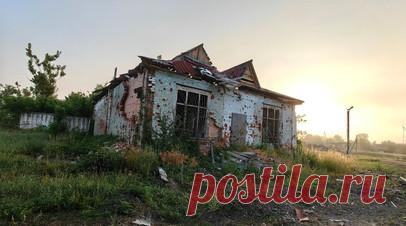 «Одна душа осталась»: за что в селе Белгородской области на границе с Украиной ненавидят предателей. Козинка в Белгородской области сильно пострадала от ударов украинской артиллерии. ВСУ разрушили даже сельскую церковь. Но местные жители верят, что всё восстановят и они вернутся в свои дома. Репортаж RT о том, сколько горя принесли «збройны сылы» и их пособники жителям приграничного района. Читать далее