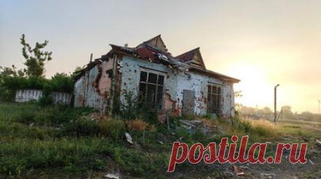 «Одна душа осталась»: за что в селе Белгородской области на границе с Украиной ненавидят предателей. Козинка в Белгородской области сильно пострадала от ударов украинской артиллерии. ВСУ разрушили даже сельскую церковь. Но местные жители верят, что всё восстановят и они вернутся в свои дома. Репортаж RT о том, сколько горя принесли «збройны сылы» и их пособники жителям приграничного района. Читать далее