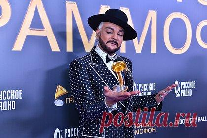 Киркоров пропал с афиши «Золотого граммофона». Российский поп-певец Филипп Киркоров пропал с афиши концерта «Золотой граммофон» в Санкт-Петербурге, назначенном на 25 февраля. В афише от 27 декабря, Киркоров был изображен на афише в компании с Николаем Басковым, Ириной Дубцовой, Сергеей Лазаревым и Мари Краймбрери. Однако в текущем анонсе Киркоров не значится.