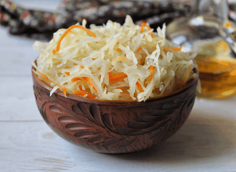 Квашенная капуста
Рецепт : 
3-4 кг. капусты 
800 гр. моркови 
2 ст.л. без верха соли 
1/2 стакана сах. песка 
Капусту нашинковать с морковью ( НЕ ЖМЫХАТЬ ,А ПРОСТО ПЕРЕМЕШАТЬ ) плотнонабить 3-х литровую банку . В холодной кипячёной воде расстворитьсоль и постепенно влить в капусту ,СРАЗУ ЖЕ ПРОТКНУТЬ ДЕРЕВЯННОЙ ПАЛКОЙ дырки до дна и банку с капустой оставить на 3-4 дня не закрывать ,каждый день протыкать !!!! после 3-4х дней слить рассол растворить в нём 1/2 стакана сахара...
