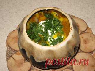 17 ПОТРЯСАЮЩИХ РЕЦЕПТОВ БЛЮД В ГОРШОЧКАХ НА ПРАЗДНИК И НА КАЖДЫЙ ДЕНЬ!  Не забудьте сохранить к себе на страницу эти рецепты! 
1.ЖАРКОЕ ИЗ КУРИЦЫ ПО-РУССКИ
Ингредиенты: 
Курица весом примерно 1 кг,  400 г репчатого лука,
 50 г изюма,  50 г ядер грецкого ореха, 50 г свежих грибов, 
15 г сливочного масла,  свежая зелень, соль, молотый черный перец. 
Для соуса:
 25 г муки высшего сорта, 400 г сметаны,  25 г сливочного масла. 
Приготовление: 
Тушку промыть, обсушить, разрубить...