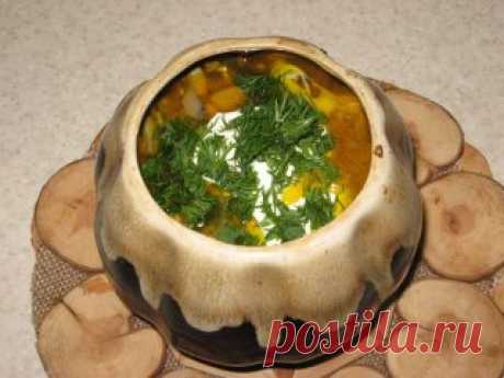 17 ПОТРЯСАЮЩИХ РЕЦЕПТОВ БЛЮД В ГОРШОЧКАХ НА ПРАЗДНИК И НА КАЖДЫЙ ДЕНЬ!  Не забудьте сохранить к себе на страницу эти рецепты! 
1.ЖАРКОЕ ИЗ КУРИЦЫ ПО-РУССКИ
Ингредиенты: 
Курица весом примерно 1 кг,  400 г репчатого лука,
 50 г изюма,  50 г ядер грецкого ореха, 50 г свежих грибов, 
15 г сливочного масла,  свежая зелень, соль, молотый черный перец. 
Для соуса:
 25 г муки высшего сорта, 400 г сметаны,  25 г сливочного масла. 
Приготовление: 
Тушку промыть, обсушить, разрубить...