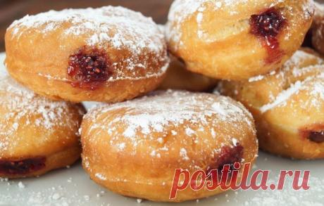 Берлинеры
Для теста:

Мука — 500-600 г
Яйцо — 1 шт.
Молоко — 1 стак.
Дрожжи сухие — 7 г
Сахар — 1/2 ст. л.
Масло растительное—- 1,5 ст. л.
Масло растительное для жарки
Соль — щепотка
Коньяк или водка — 2 ст. л.
Сахарная пудра (для присыпки)

Для крема:

Мука — 1,5 ст. л.
Яйца — 1 шт.
Молоко — 1 стак.
Сахар — 1/2 стак.
Ванилин — 1 пакетик
Шоколад белый — 60 г